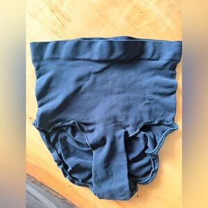 SKIMS black shapewear L/XL